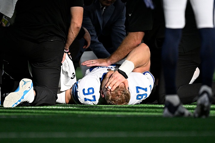 Le pass rusher des Detroit Lions, Aidan Hutchinson, s'est blessé pendant le match
